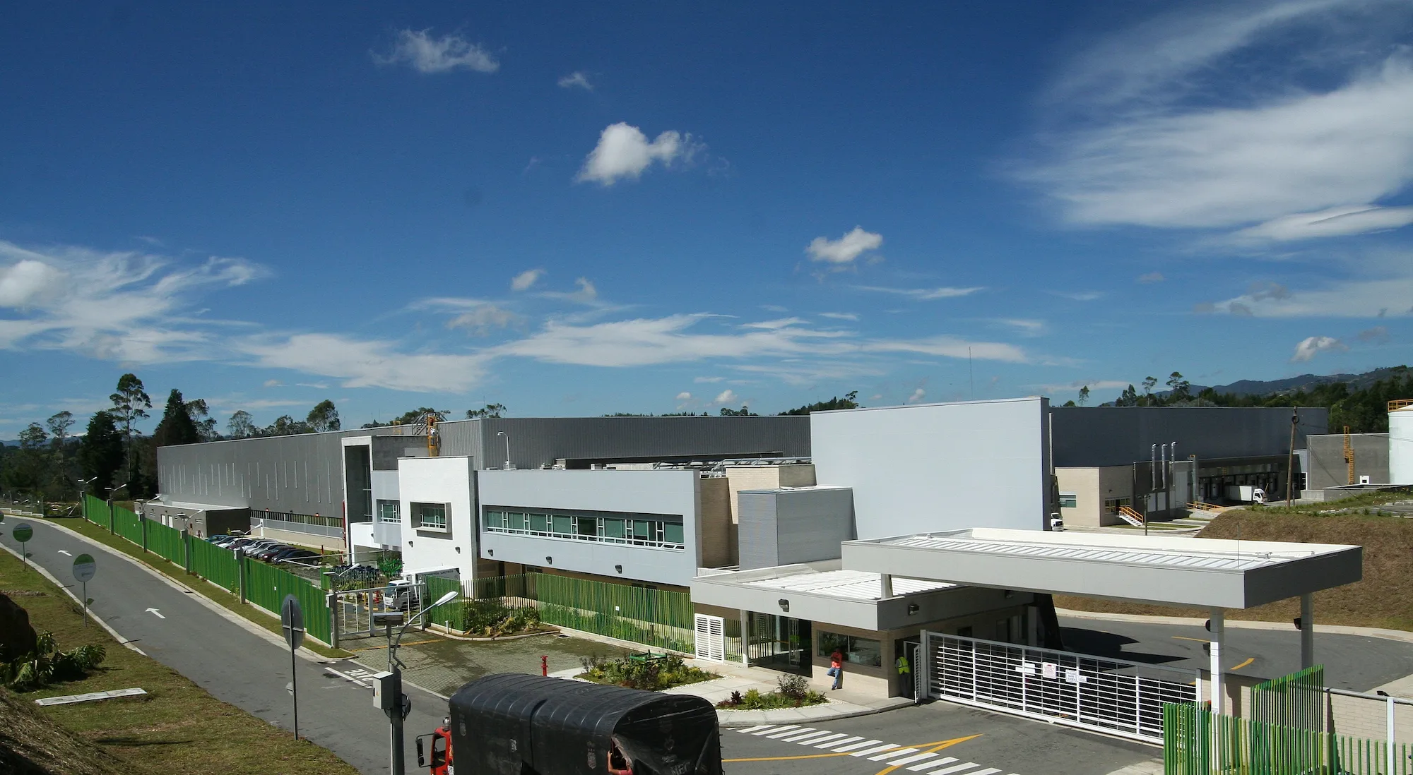 Vista exterior del centro de distribución Avon Natura en Guarne, Antioquia. Diseño y construcción por Dinpro, servicios de arquitectura, BIM y consultoría logística.