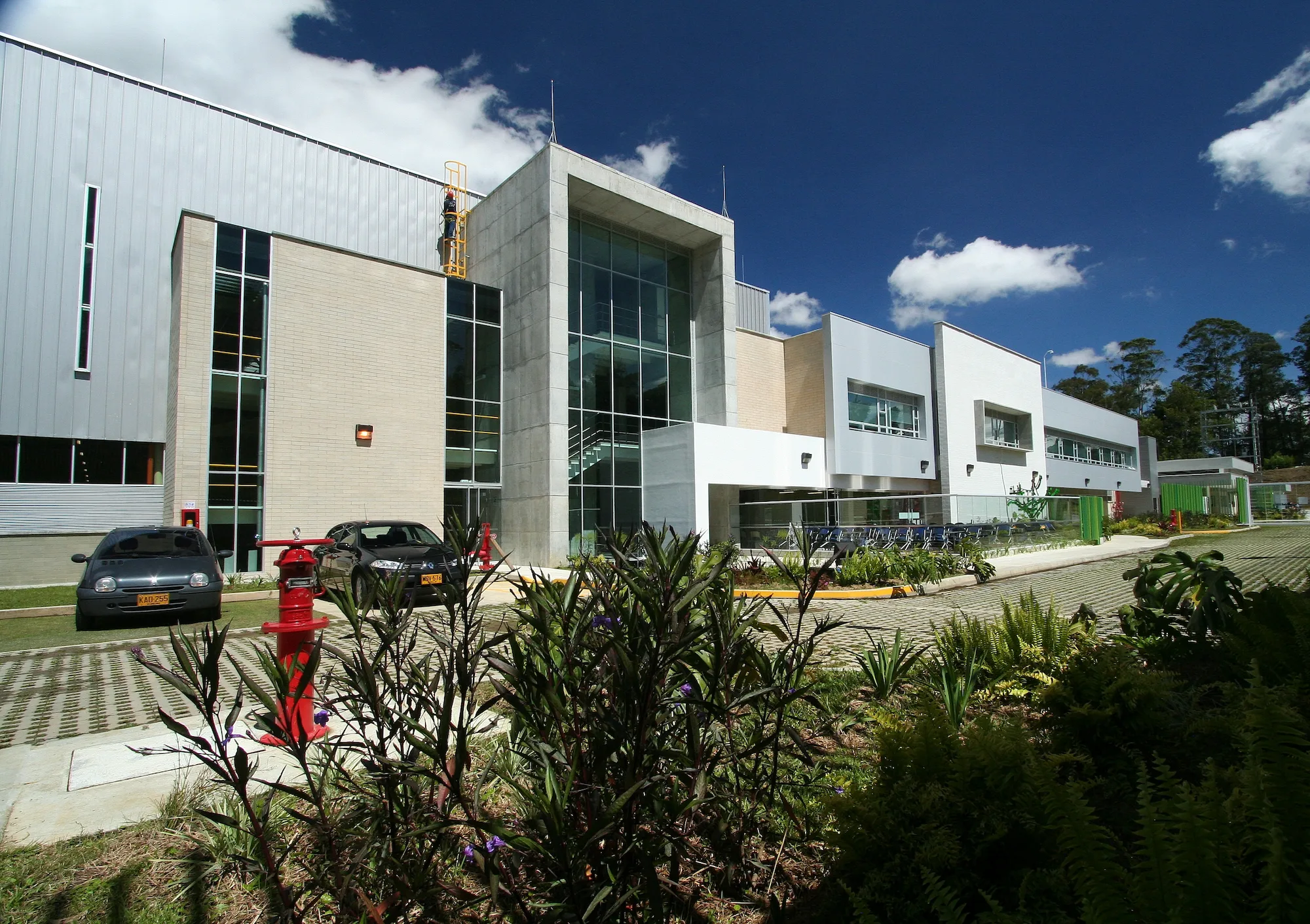 Centro de distribución Avon Natura en Guarne, Antioquia, diseñado por Dinpro. Servicios de arquitectura, BIM, ingeniería civil y logística.