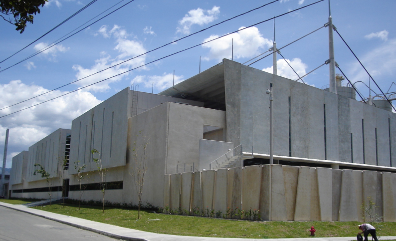 Vista exterior del centro logístico Argos en Medellín, diseño de estructuras e interventoría por Dinpro. Almacenamiento de materiales e insumos para la construcción.