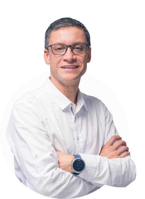 Alexander Fernández Franco, Director Administrativo de Dinpro, sonriendo a la cámara. Imagen corporativa del equipo directivo.