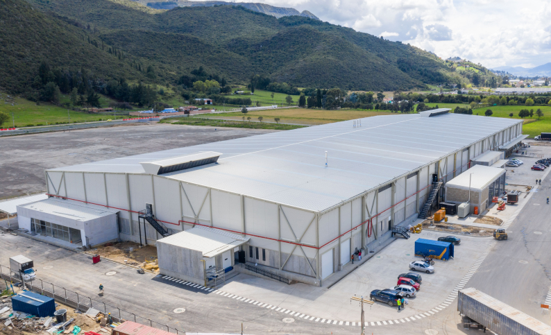 Vista aérea del CEDI Justo & Bueno en Bogotá, proyecto de logística y retail gestionado por Dinpro con servicios de gerencia e interventoría.