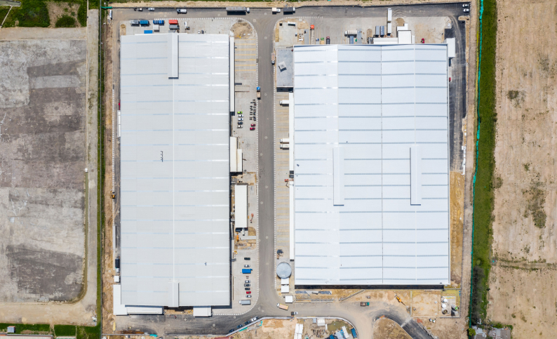 Vista aérea del CEDI Justo & Bueno en Bogotá, proyecto de logística y retail gestionado por Dinpro con servicios de gerencia e interventoría.