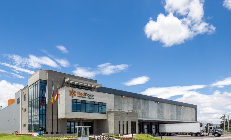 Centro de distribución Red Polar en Funza, Cundinamarca. Diseño y construcción por Dinpro, especialista en proyectos logísticos y de cadena de frío.