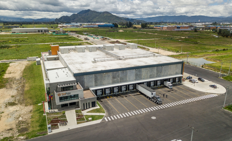 Vista aérea del centro de distribución Red Polar en Funza, Cundinamarca. Diseño y construcción por Dinpro, especializado en proyectos de cadena de frío y energías renovables.