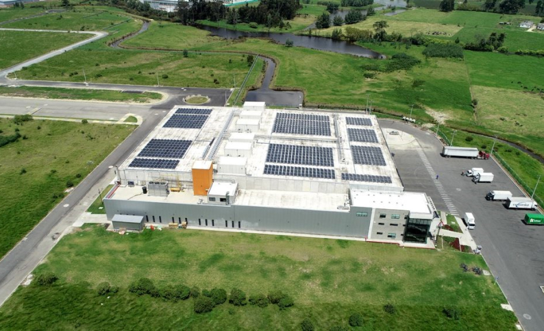 Vista aérea del centro de distribución Red Polar en Funza, Cundinamarca, con paneles solares en el techo. Proyecto de Dinpro en el sector de energías renovables y cadena de frío.