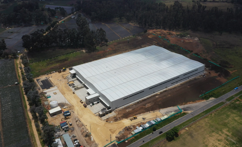 Vista aérea del Centro de Distribución Retail D1 (KOBA) en Sibaté, Cundinamarca. Proyecto de Dinpro con servicios de construcción sostenible, gerencia e interventoría para el sector logístico.