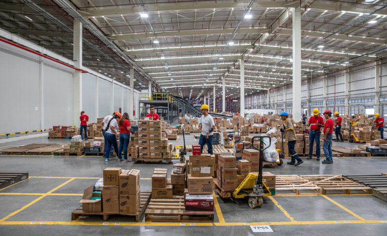 Centro de distribución retail en Yumbo, Valle del Cauca. Operarios trabajando con mercancía paletizada. Servicios de logística y construcción por Dinpro.