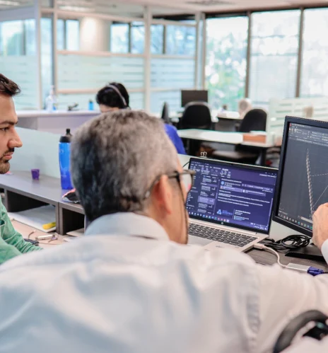 Equipo de consultores de Dinpro trabajando en proyecto de ingeniería, asesoría empresarial y optimización de procesos