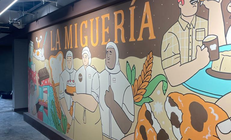 Mural artístico en la nueva planta de producción La Miguería en Medellín, mostrando el proceso de elaboración de alimentos y bebidas. Proyecto de diseño y construcción por Dinpro.