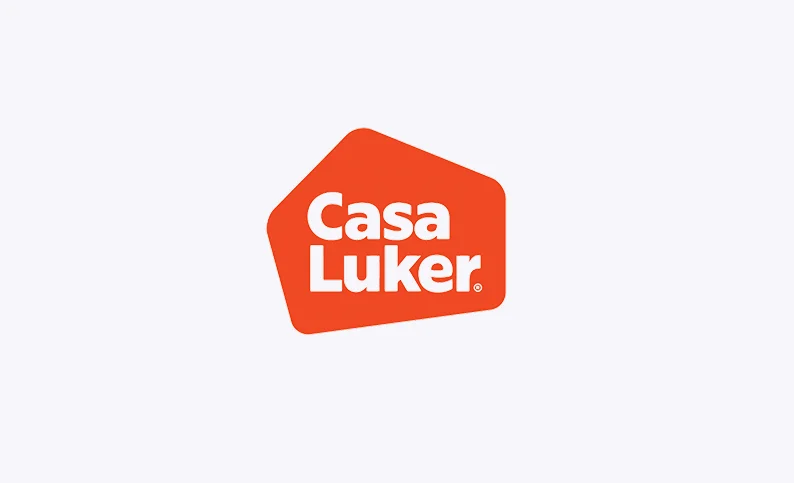 Logo de Casa Luker, cliente de Dinpro. Diseño en color naranja con forma geométrica.