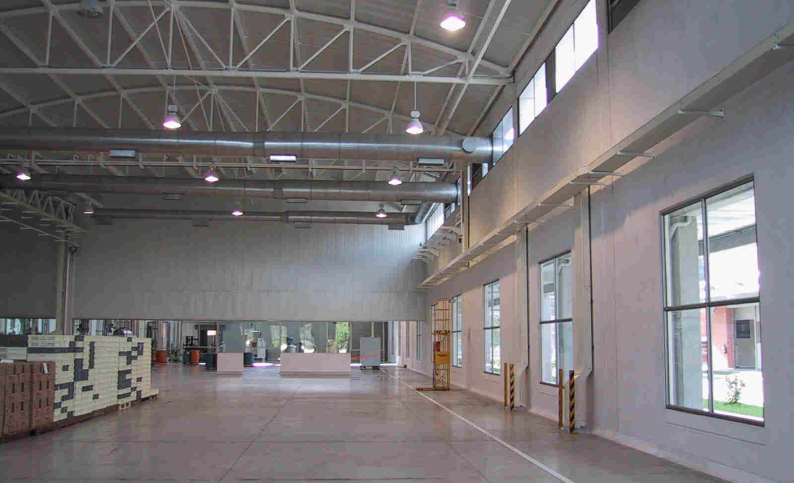 Interior de planta de producción de chocolates Nutresa en Rionegro, Antioquia. Diseño y construcción industrial por Dinpro. Servicios de arquitectura, ingeniería y mantenimiento.