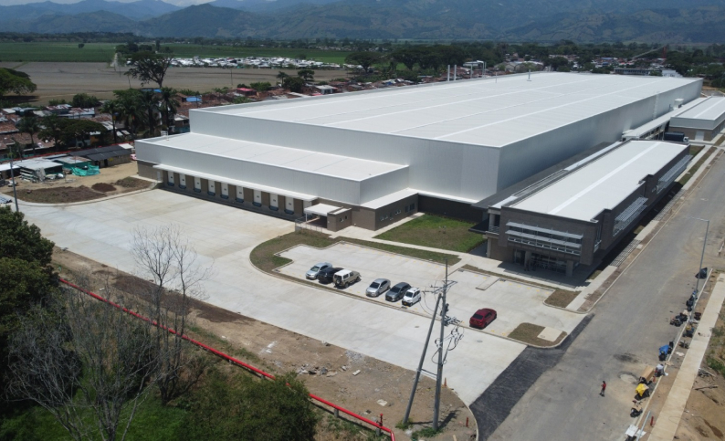 Planta de ensamble de motos UMA en Pereira, Risaralda, con diseños de arquitectura e ingeniería por Dinpro. Servicios de BIM, diseño estructural y consultoría logística.