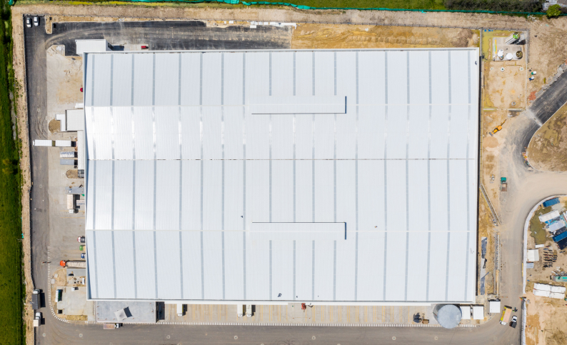 Vista aérea del CEDI Justo & Bueno en Bogotá, proyecto de logística y retail gestionado por Dinpro con servicios de gerencia e interventoría.