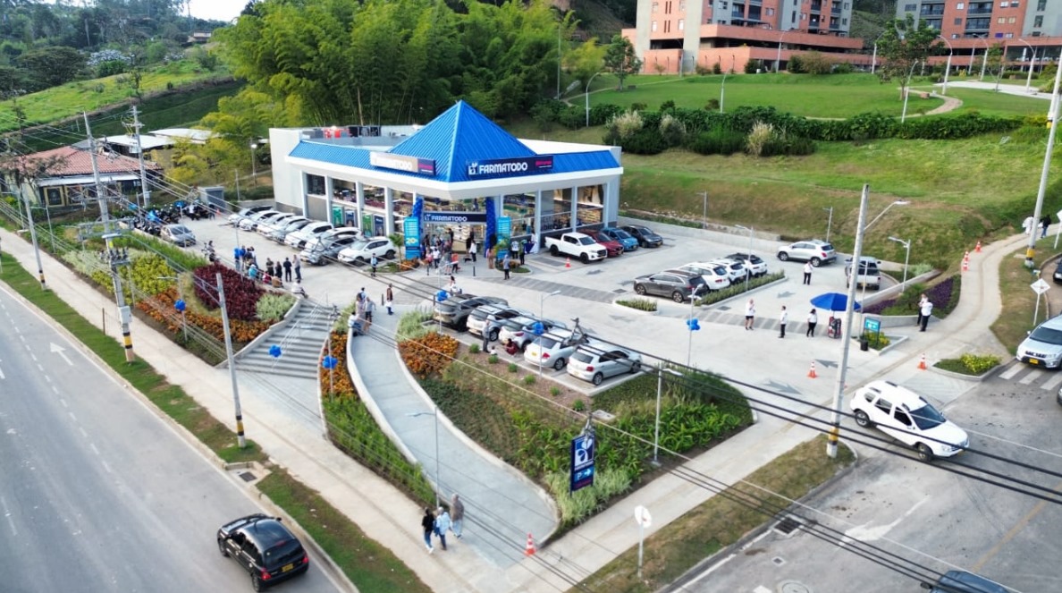 Vista aérea de una tienda Farmatodo en Medellín, Antioquia, con amplio estacionamiento y flujo de clientes. Servicios de diseño y construcción Dinpro.