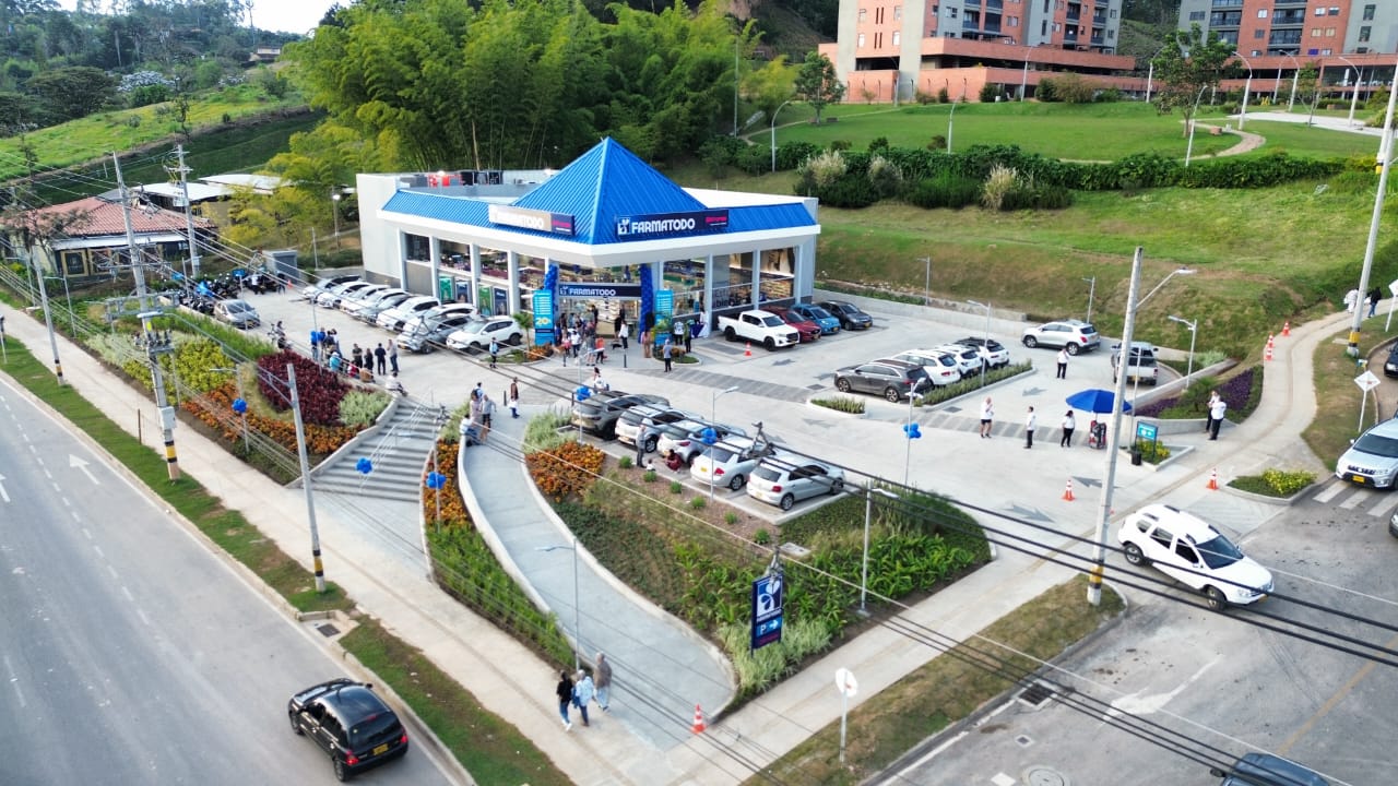 Vista aérea de una tienda Farmatodo en Medellín, Antioquia, con clientes y estacionamiento. Servicios de diseño y construcción Dinpro.