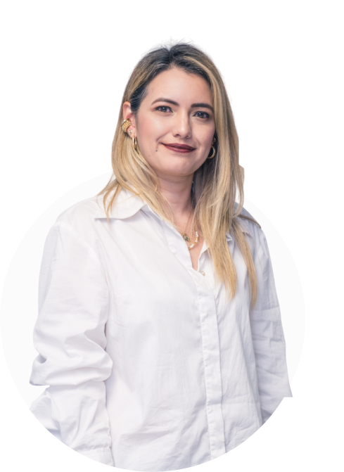 Retrato de Marcela López Perafán, Directora Financiera de Dinpro, experta en administración y gestión de riesgos.
