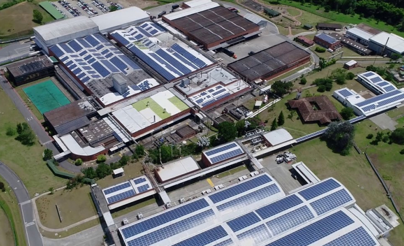 Vista aérea de la planta de chocolates Nutresa en Rionegro, Antioquia, con paneles solares. Servicios de arquitectura, construcción e ingeniería por Dinpro.