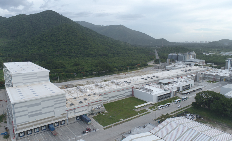Vista aérea de la planta de Nutresa en Santa Marta, Magdalena, con servicios de gerencia e interventoría por Dinpro. Industria de alimentos y bebidas.