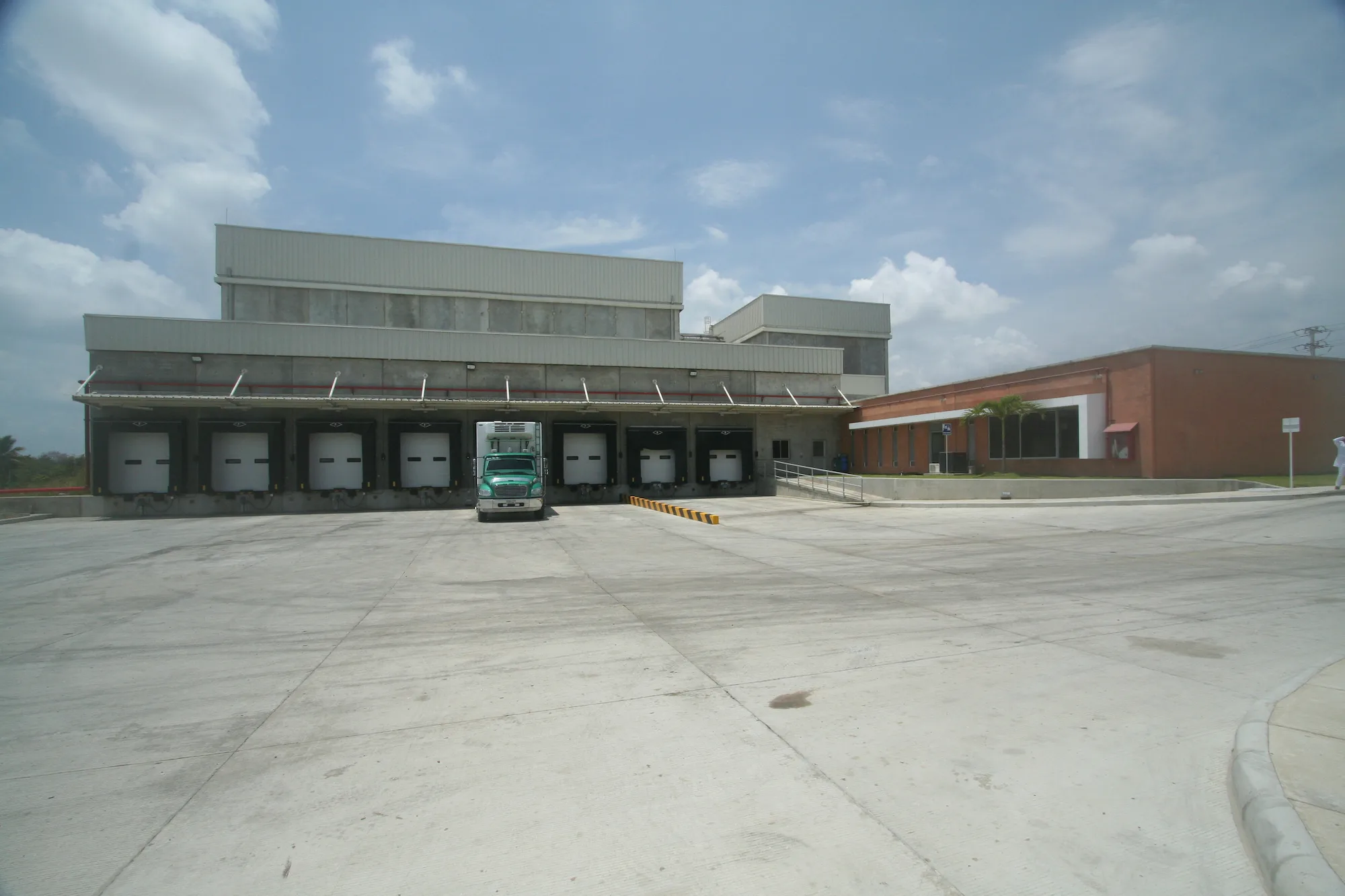 Plataforma logística Frimac en Barranquilla, Atlántico, con muelles de carga y descarga para cadena de frío. Servicios de diseño y construcción Dinpro.