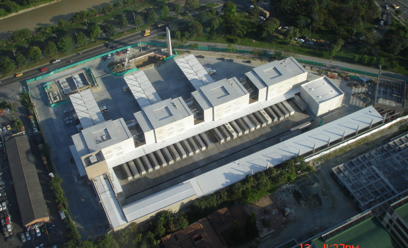 Vista aérea de la plataforma logística TCC en Medellín, Antioquia. Diseño y construcción por Dinpro. Servicios de ingeniería civil y logística.