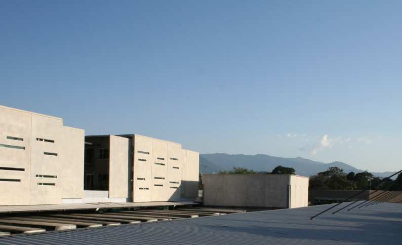Vista exterior de la plataforma logística TCC en Medellín, Antioquia, con diseños de arquitectura y construcción por Dinpro. Servicios de ingeniería civil y consultoría logística.