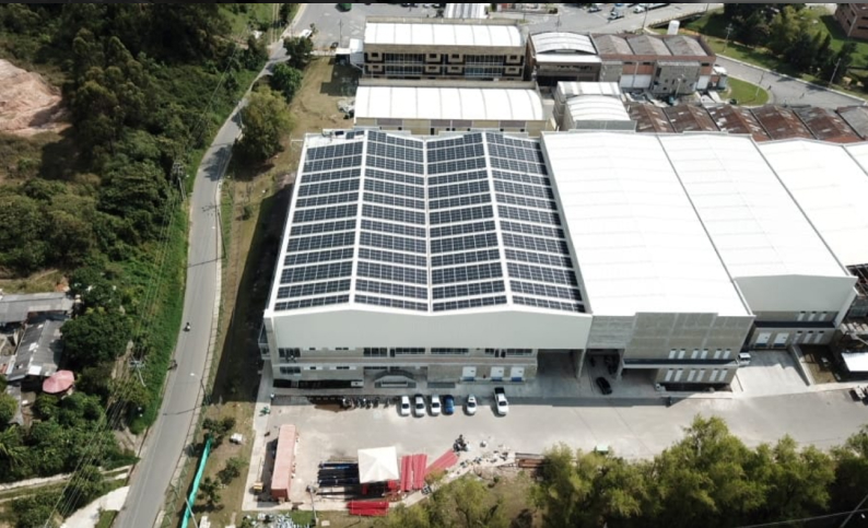 Vista aérea de la planta PRODUSA en Rionegro Antioquia con paneles solares, proyecto de diseños de arquitectura e interventoría por Dinpro para la industria textil.