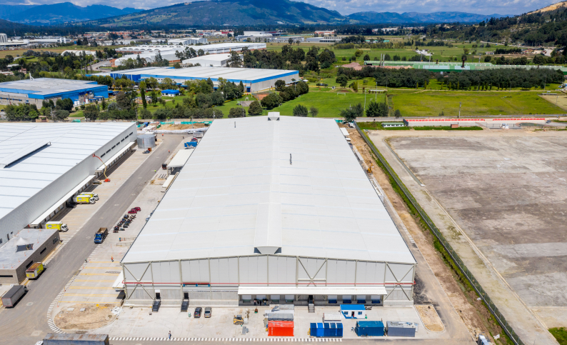 Vista aérea del CEDI Justo & Bueno en Bogotá, proyecto de logística y retail gestionado por Dinpro con servicios de gerencia e interventoría.