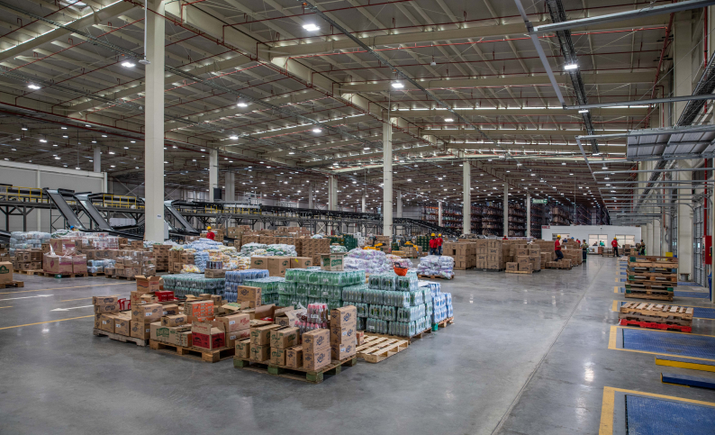 Interior de un centro de distribución retail en Yumbo, Valle del Cauca. Almacenamiento y logística de productos con Dinpro.