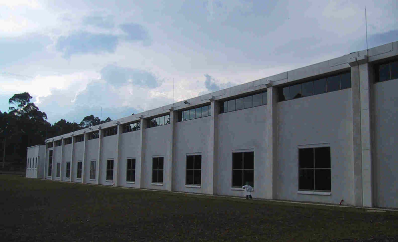 Vista exterior de la planta de Compañía Nacional de Chocolates Nutresa en Rionegro, Antioquia. Servicios de arquitectura, construcción e ingeniería por Dinpro.