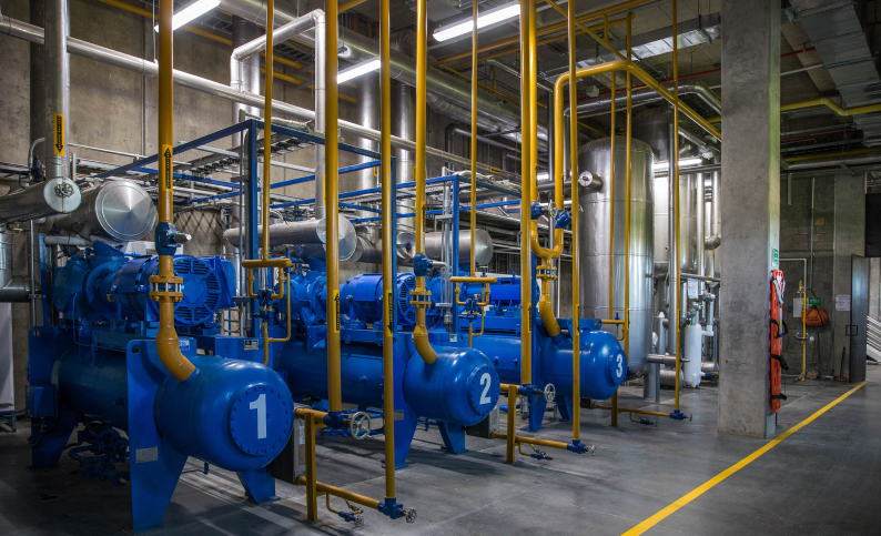 Compresores industriales en el centro de distribución Red Polar en Funza, Cundinamarca. Sistemas de refrigeración para cadena de frío, diseño e ingeniería por Dinpro.