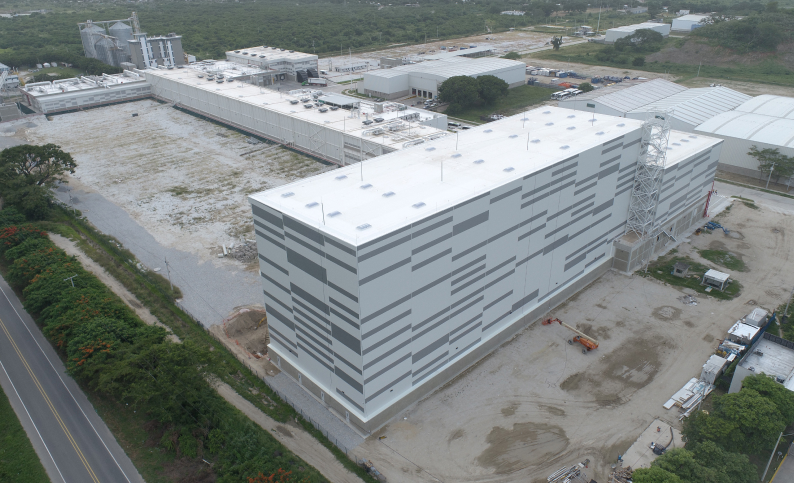 Vista aérea de la planta de Nutresa en Santa Marta, Magdalena, con servicios de gerencia e interventoría por Dinpro. Industria de alimentos y bebidas.