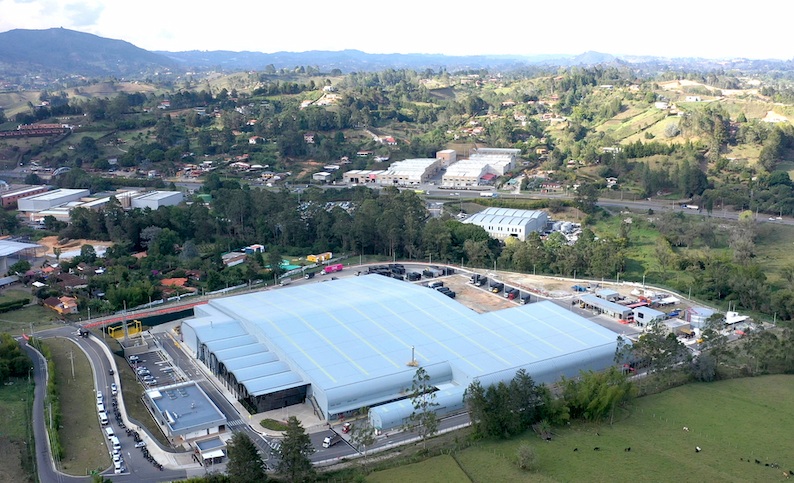 Vista aérea de la planta de producción de empaques corrugados Smurfit Kappa en Guarne, Antioquia. Servicios de ingeniería y construcción Dinpro.