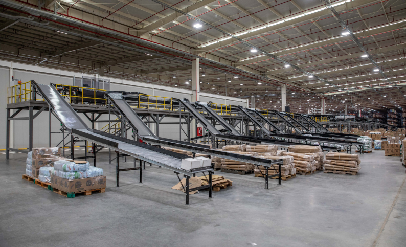 Centro de distribución retail en Yumbo, Valle del Cauca con sistemas de transporte de mercancías, Dinpro