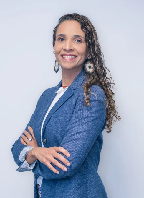 Ingeniera Kelly Ariza Barrientos, Gerente de Realizaciones en Campo de Dinpro, liderando proyectos de construcción e interventoría.