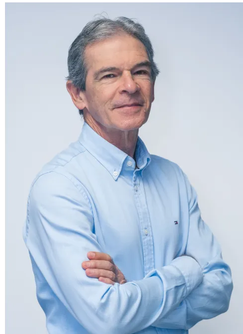 Ingeniero Juan Carlos Mejía McMaster, socio fundador y asesor del Grupo Dinpro, con experiencia en diseño estructural y proyectos de infraestructura.