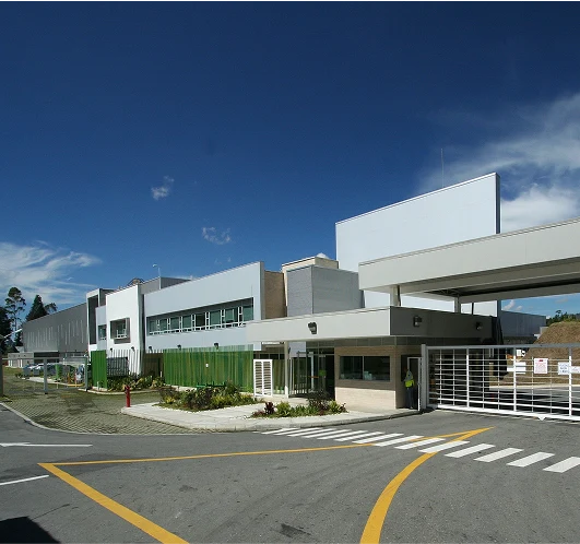 Imagen de un moderno proyecto industrial completado por Dinpro, mostrando arquitectura funcional y acceso vehicular. Soluciones integrales para el sector industrial.