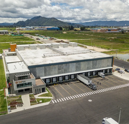 Vista aérea de un moderno centro logístico industrial, proyecto de Dinpro. Almacén con muelles de carga y amplias zonas de maniobras.