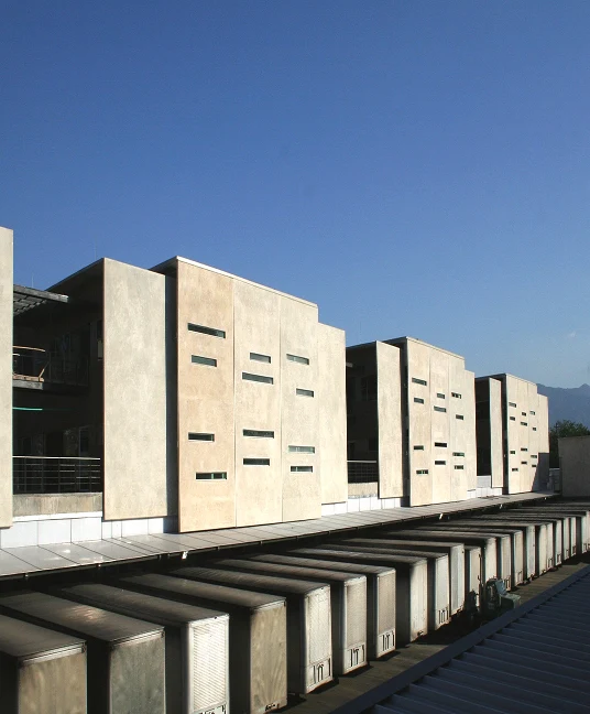 Vista exterior de un edificio moderno con sistemas de climatización, proyectos integrales Dinpro, soluciones de ingeniería y construcción.