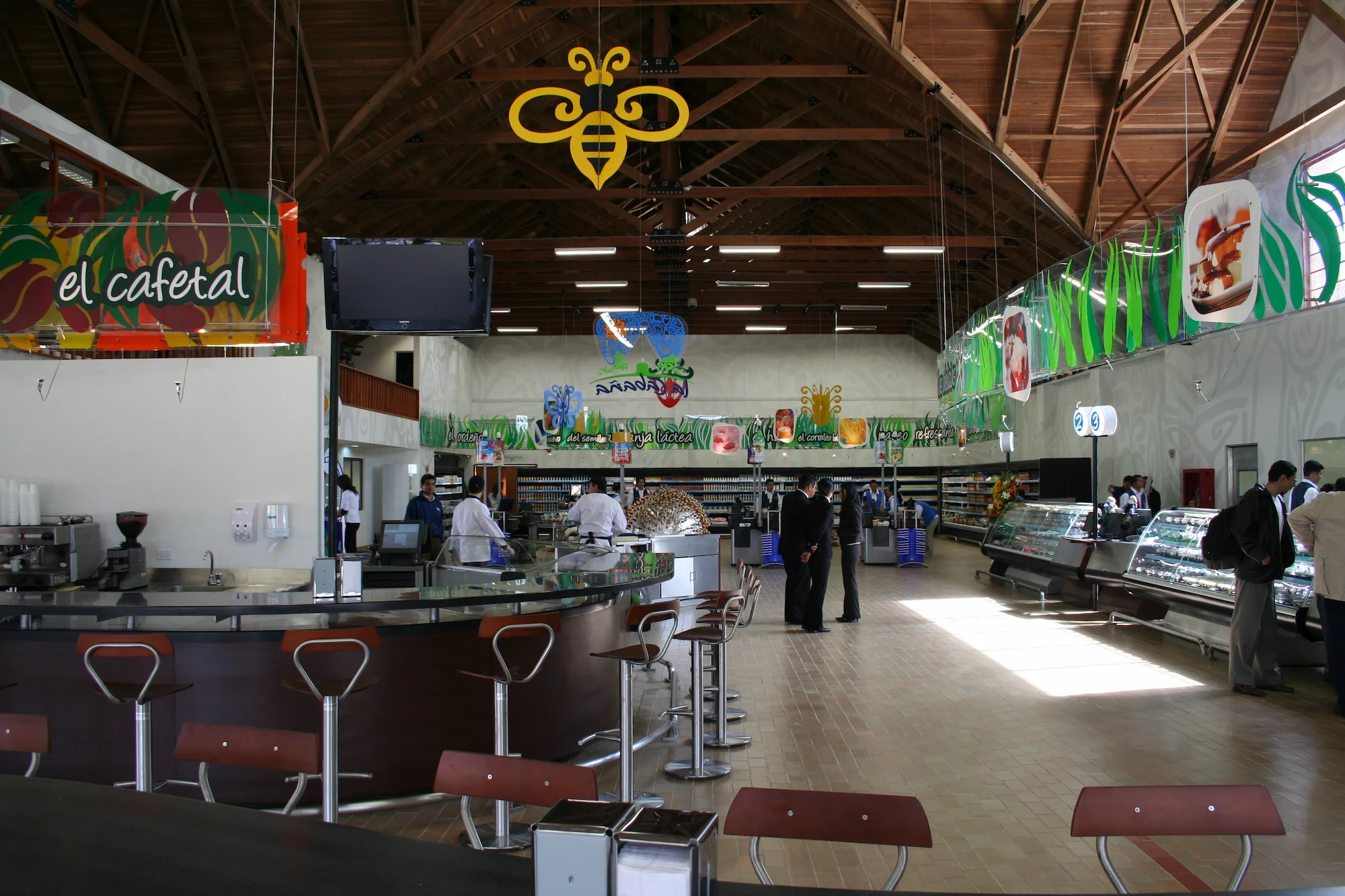 Interior de cabaña alpina con diseño de arquitectura Dinpro en Sopó, Cundinamarca. Espacio comercial retail con barra y decoración.
