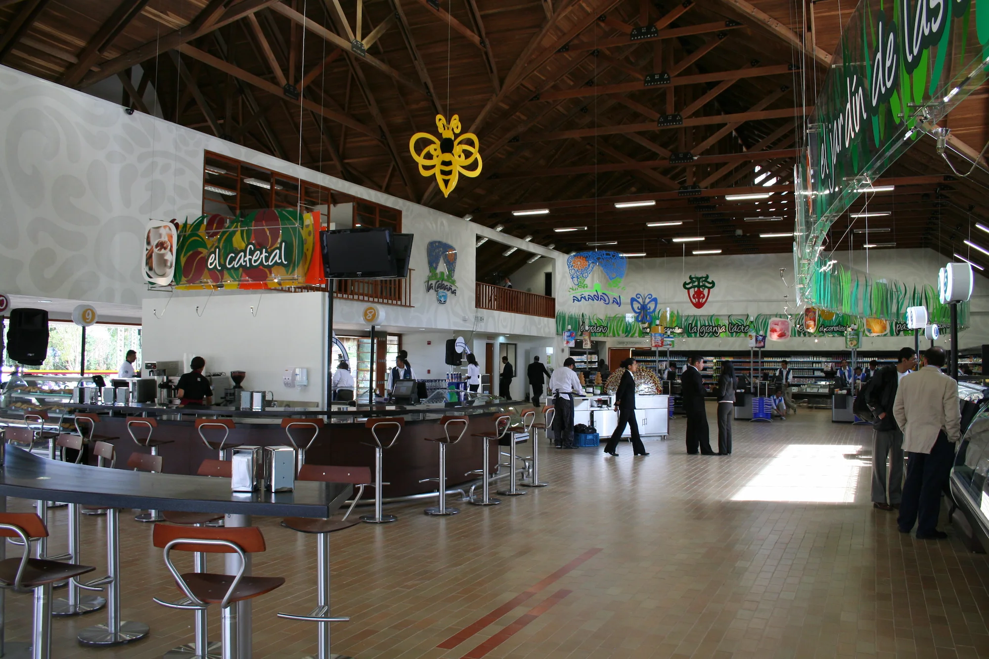 Interior de cabaña alpina en Sopó, Cundinamarca con diseño de arquitectura Dinpro, espacio comercial retail y atención al cliente.