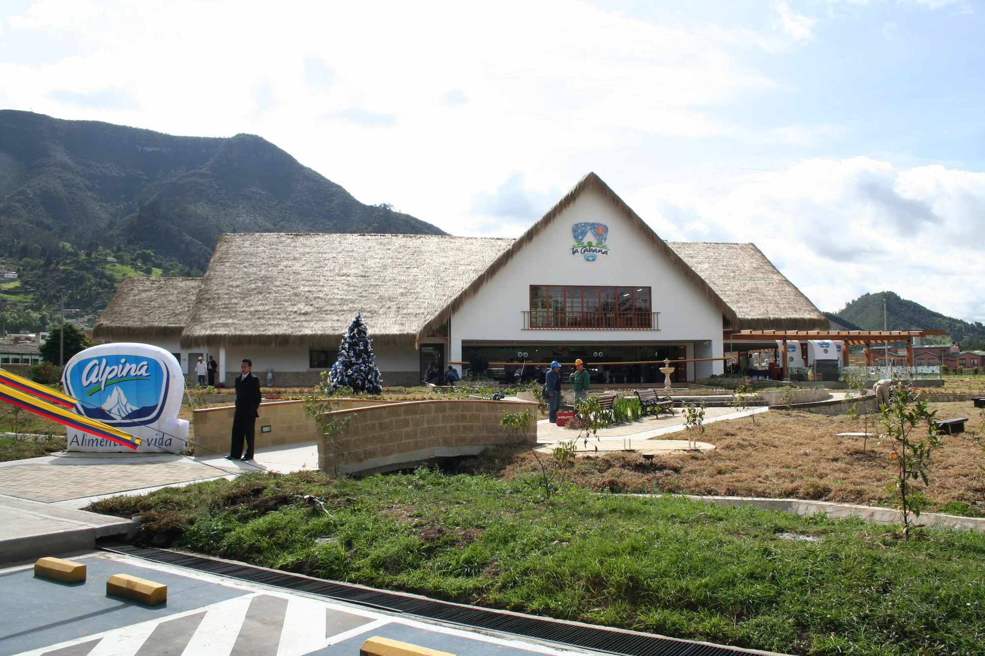 Cabaña Alpina en Sopó, Cundinamarca, diseño arquitectónico comercial por Dinpro. Fachada de tienda retail con arquitectura de cabaña y montañas de fondo.