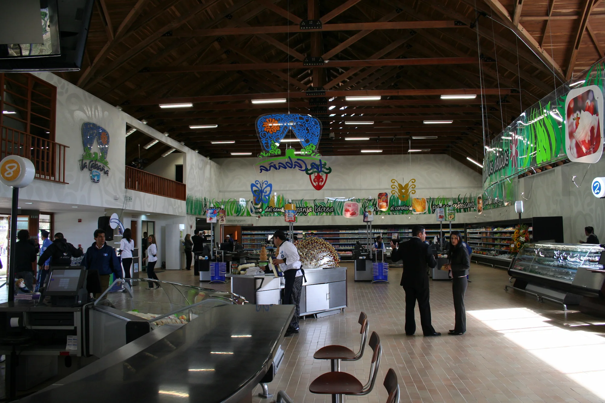 Interior de Cabaña Alpina en Sopó, Cundinamarca, diseño de arquitectura comercial Dinpro. Supermercado con ambiente acogedor y atención al cliente.