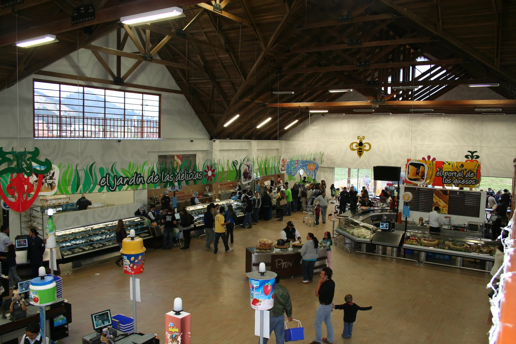 Interior de Cabaña Alpina en Sopó, Cundinamarca, con diseño arquitectónico de Dinpro. Tienda de productos locales y artesanales.