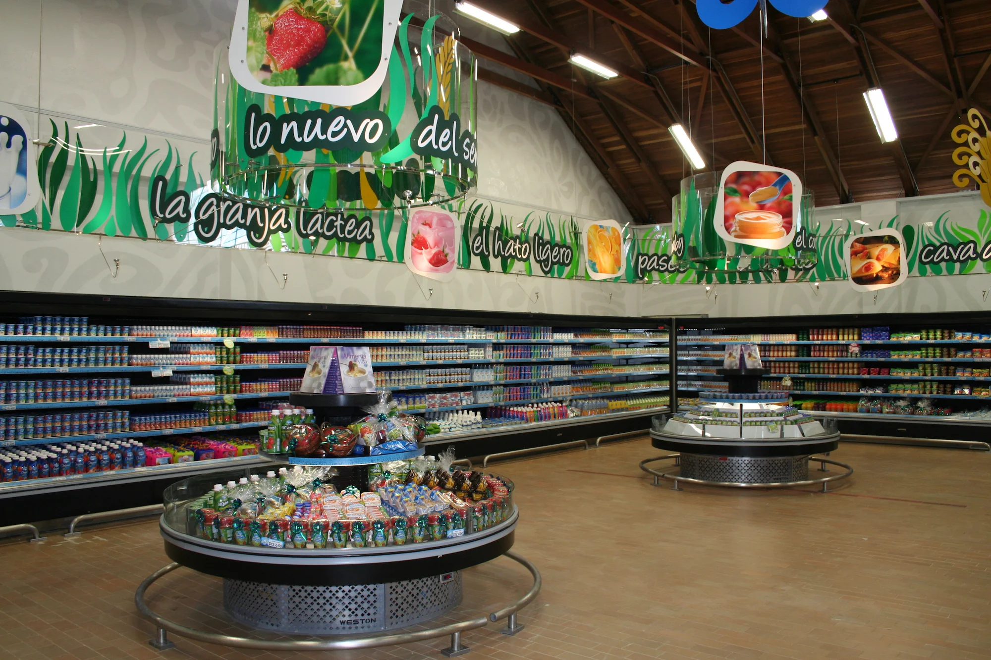 Interior de cabaña alpina tipo supermercado en Sopó, Cundinamarca. Diseño de arquitectura comercial Dinpro.