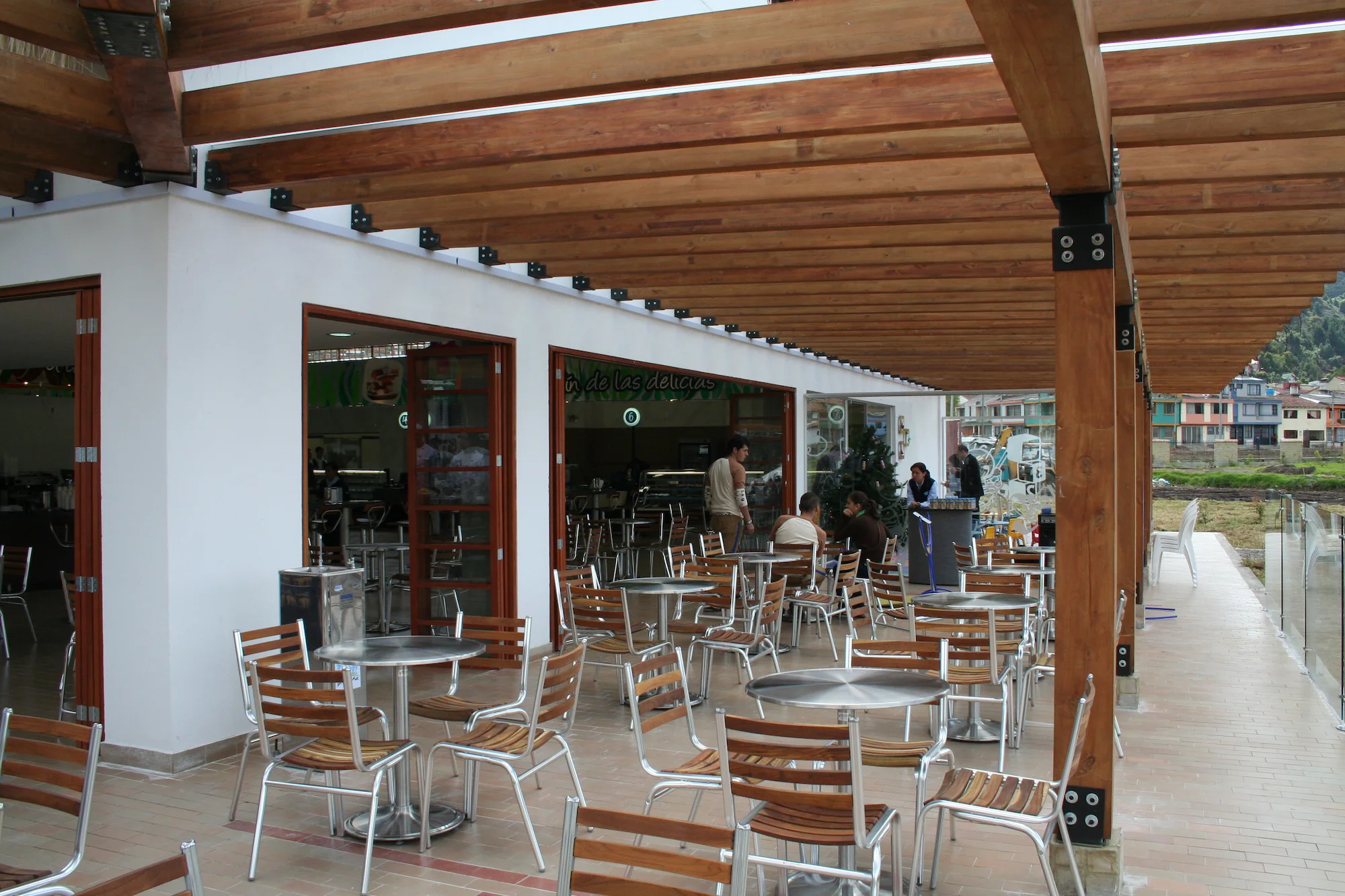 Cabaña alpina en Sopó, Cundinamarca con diseño de arquitectura Dinpro. Espacio comercial y retail con mobiliario exterior.
