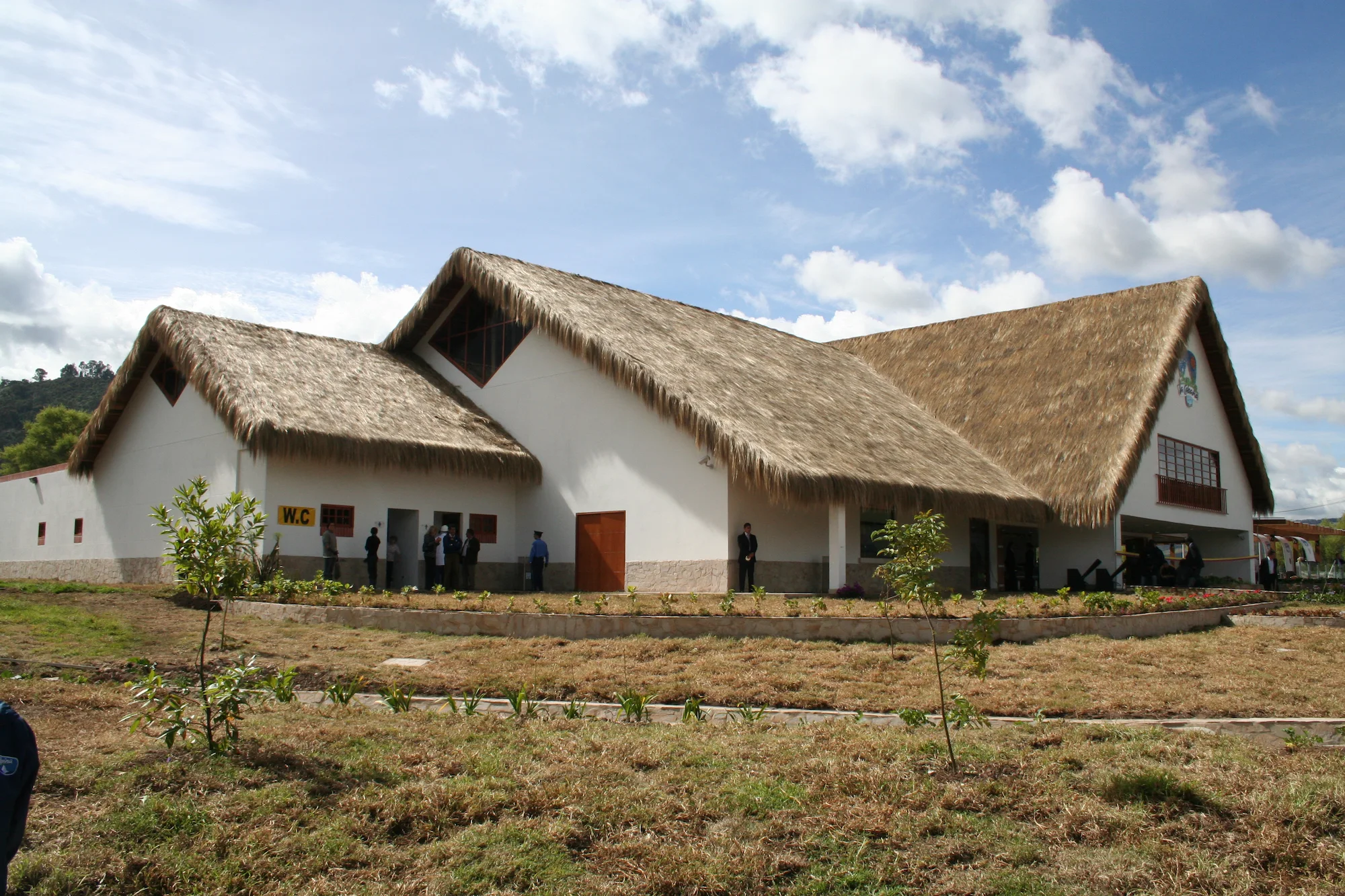 Cabaña alpina en Sopó, Cundinamarca, diseño arquitectónico para comercio retail. Proyecto de Dinpro.