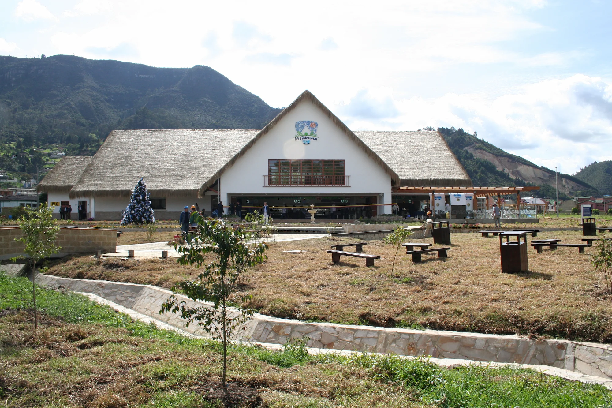 Cabaña alpina en Sopó, Cundinamarca con diseño arquitectónico de Dinpro para comercio retail. Fachada de cabaña con montañas de fondo.