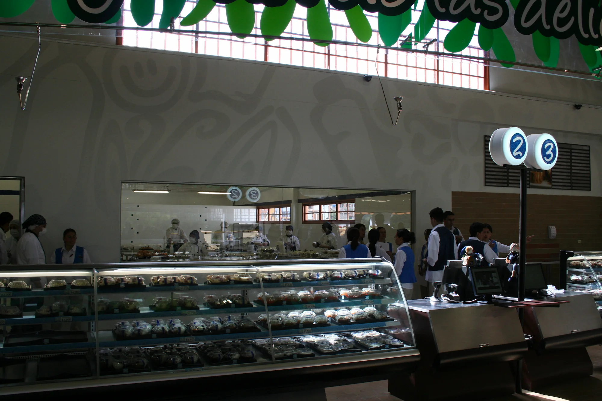 Interior de cabaña alpina con mostradores de comida, personal de servicio y diseño de arquitectura Dinpro en Sopó, Cundinamarca.