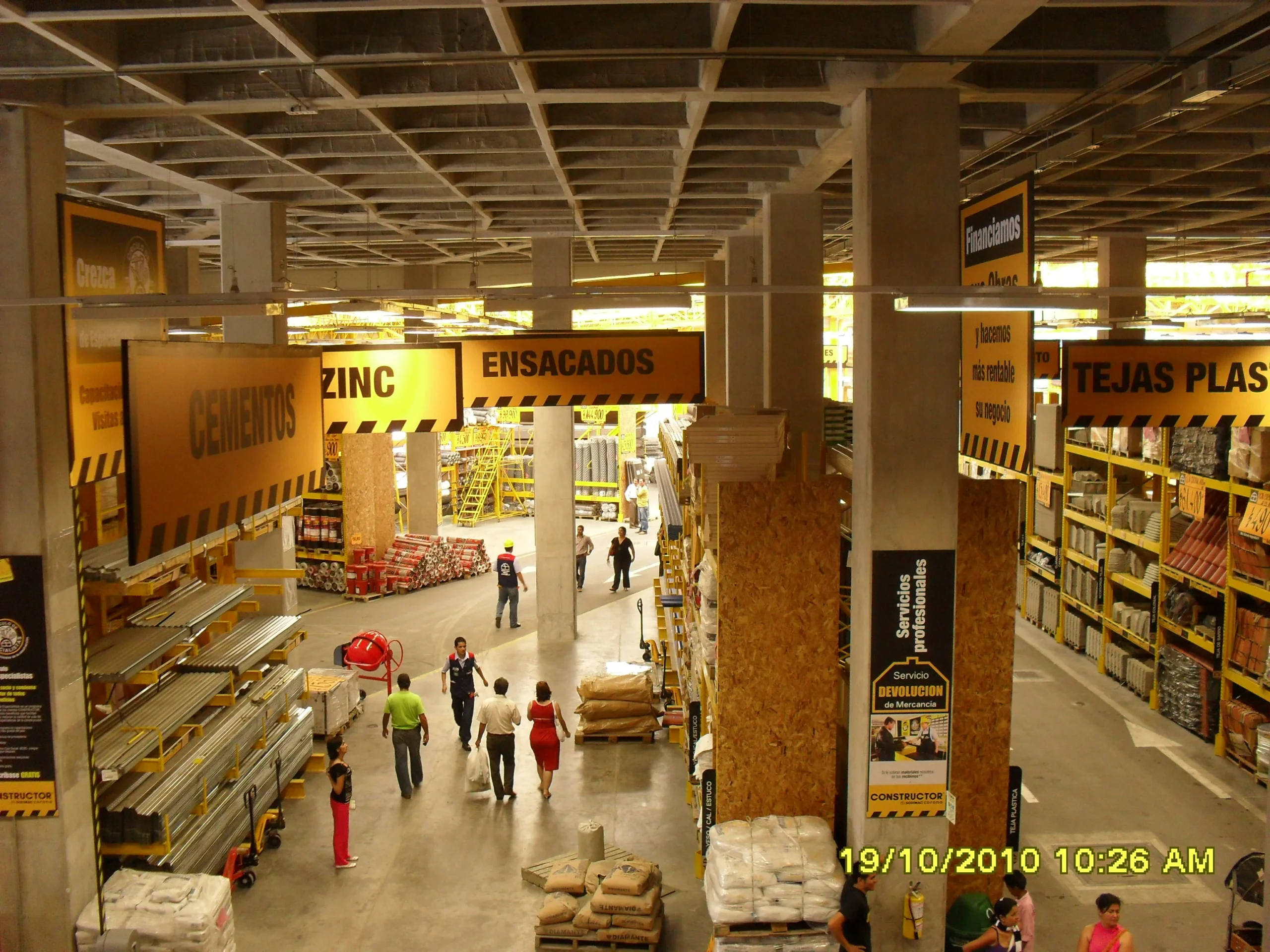 Interior del Home Center Bucaramanga, amplio almacén retail con variedad de productos de construcción y hogar en Bucaramanga, Santander. Dinpro proyectos comerciales.