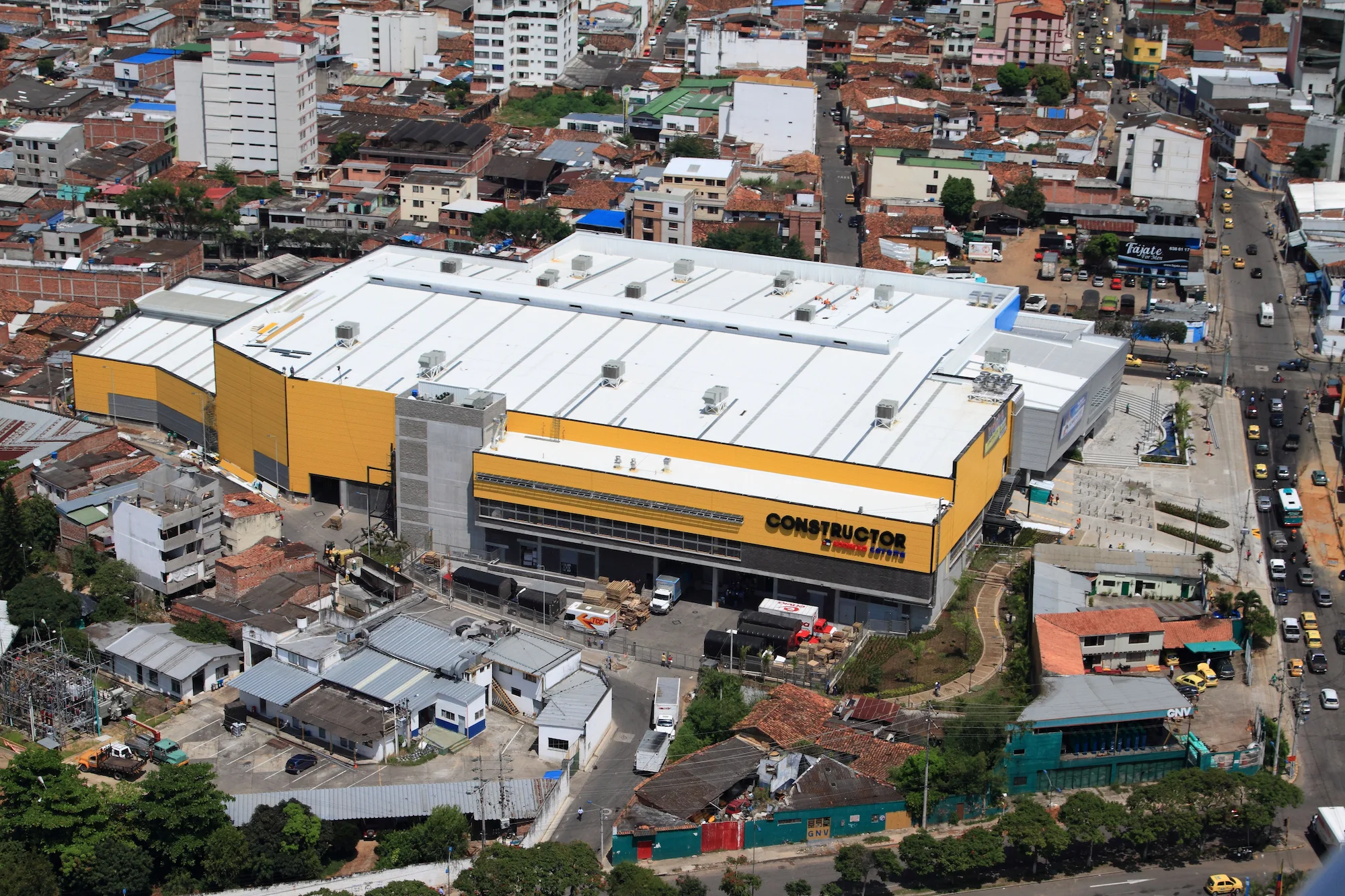 Vista aérea del Home Center Almacén Bucaramanga, un importante centro de comercio y retail en Santander. Proyecto desarrollado por Dinpro.